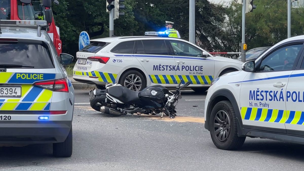Motorkář se v Praze srazil s autem. I přes rychlou pomoc zemřel
